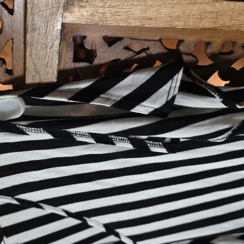 Jones New York Monochrome Striped V-Neck Tee - Picture 4 of 5